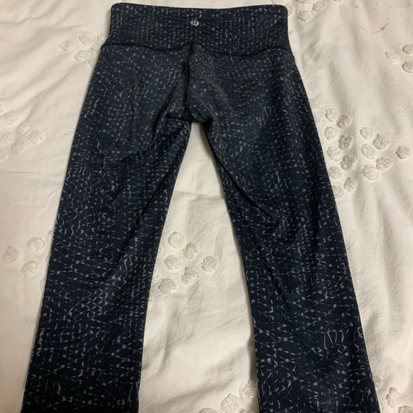 Lululemon cropped patterned leggings - Picture 2 of 2